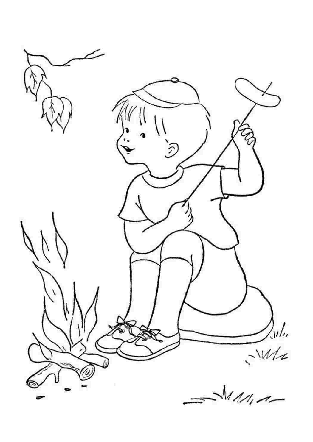Раскраски Мальчик жарт сосиску на костре в походе отдых Отдых, поход, костер, лес, ночь