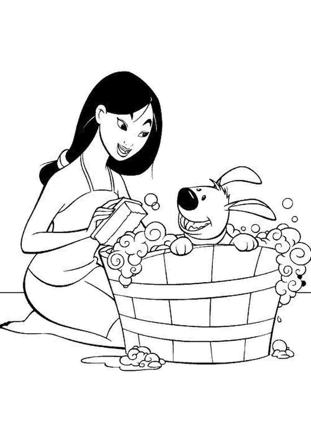 Раскраска Мулан купает собачку